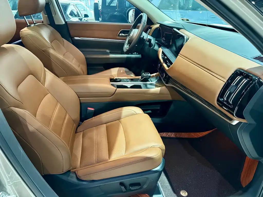 NISSAN EXPLORING THE LAND