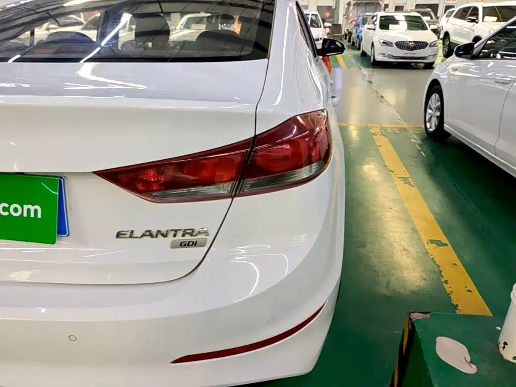 Hyundai Elantra — миниатюра 8