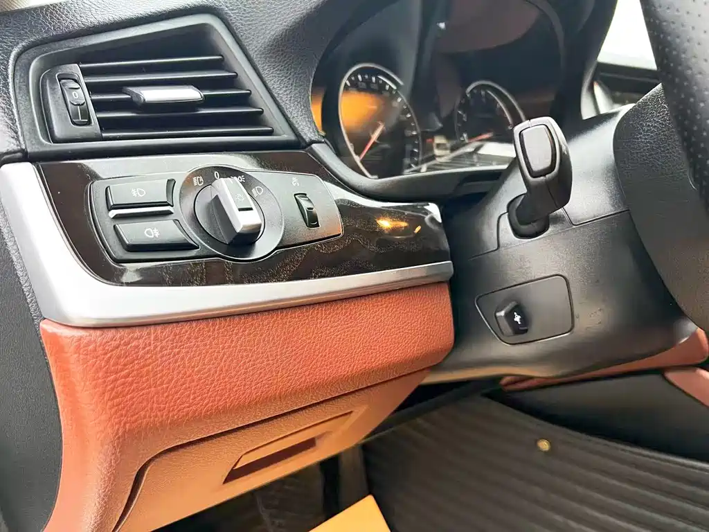 BMW 5 Series — миниатюра 10