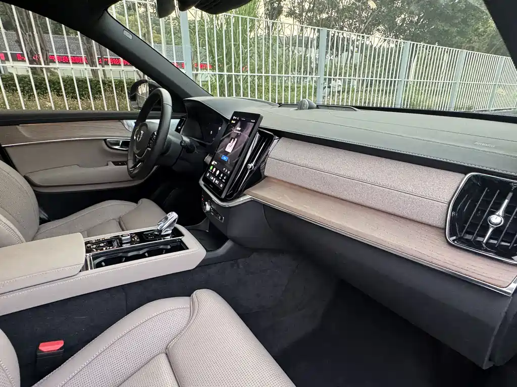 Volvo XC90 PHEV — миниатюра 22