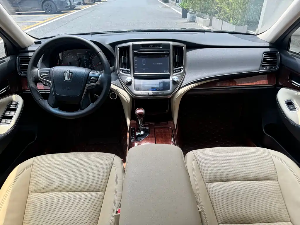 Toyota Crown 2015 2.5L Smart