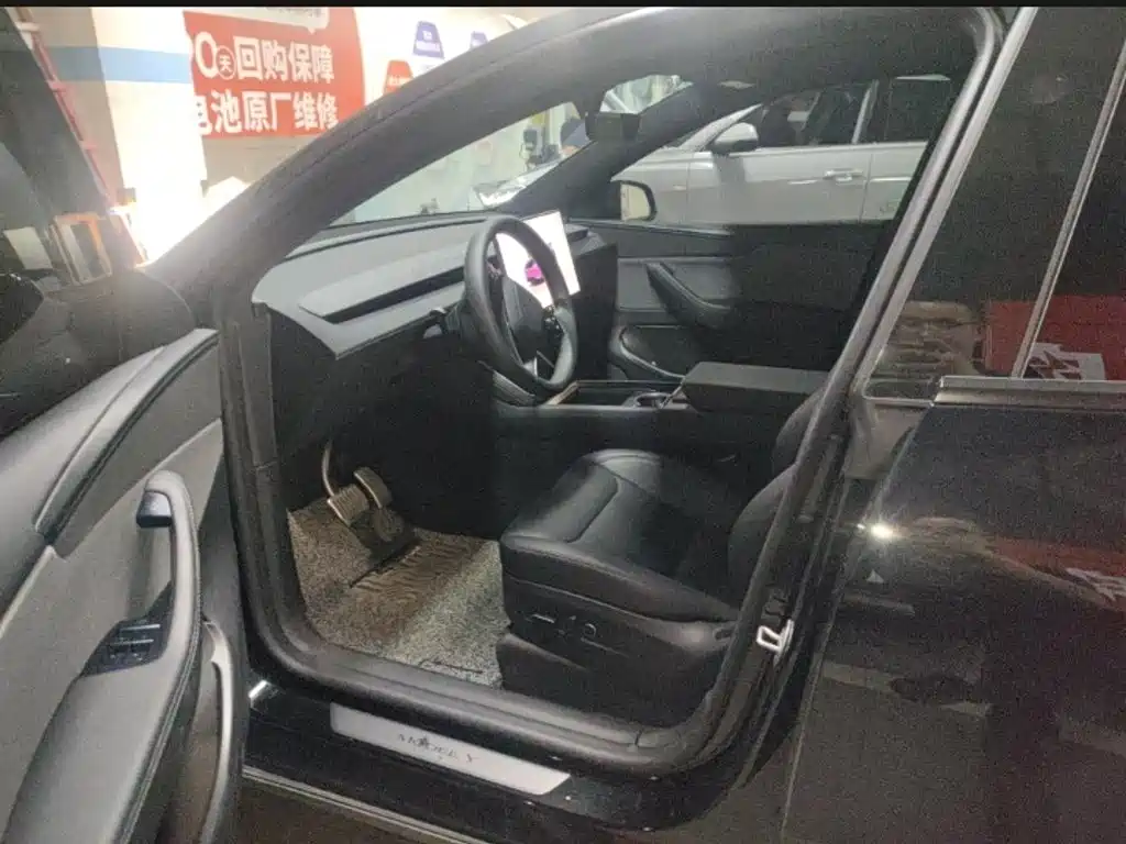 Tesla Model Y — миниатюра 5