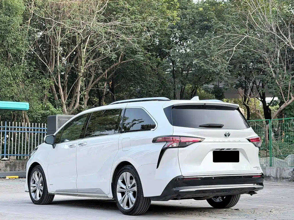 Toyota Sienna — миниатюра 18