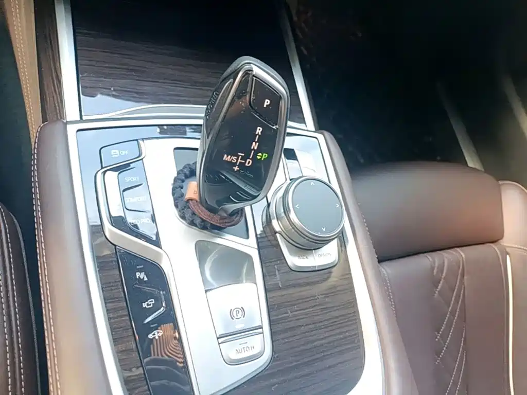 BMW 7 Series — миниатюра 14