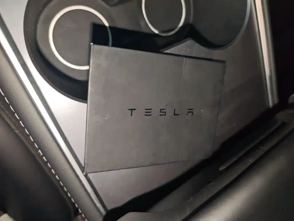 Tesla Model Y — миниатюра 9