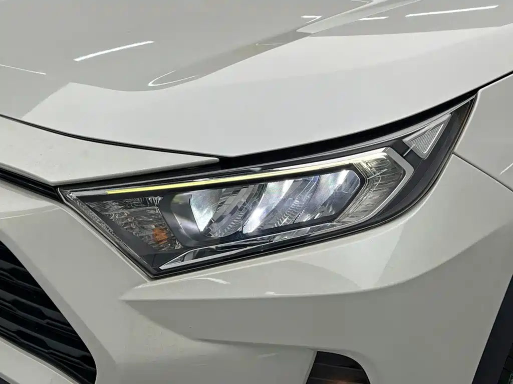 Toyota RAV4 — миниатюра 10