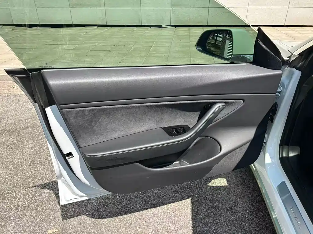 Tesla Model 3 — миниатюра 10