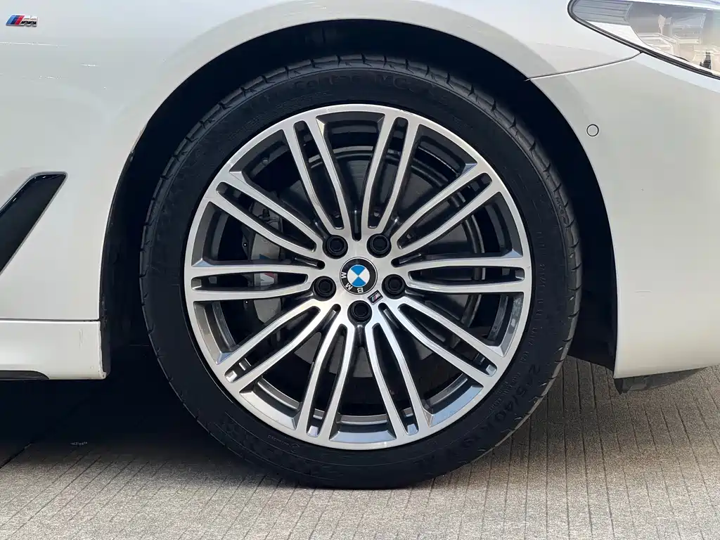 BMW 5 Series — миниатюра 7