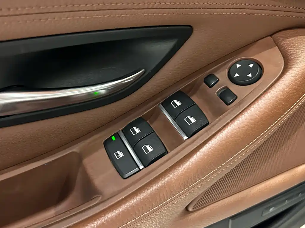 BMW 5 Series — миниатюра 6