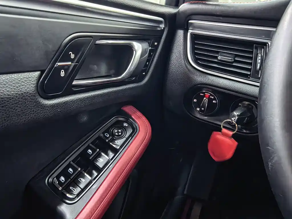 Porsche Macan — миниатюра 12
