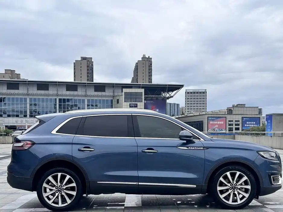 LINCOLN NAVIGATOR (IMPORT)