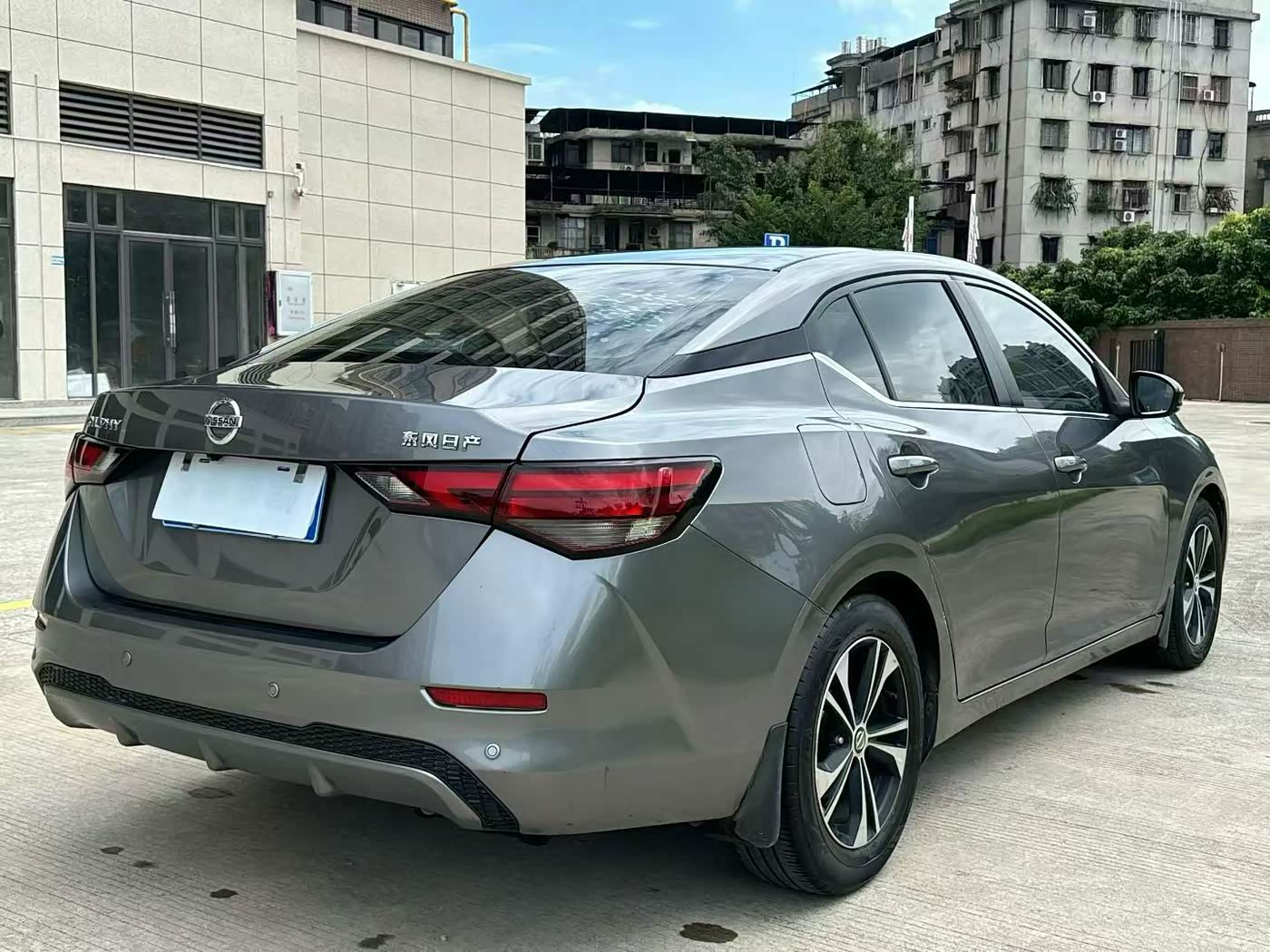 Nissan Sylphy 1.6 л 2021 г. Серебристо-серый, пробег 46000 км