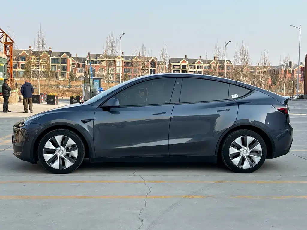 Tesla Model Y — миниатюра 13