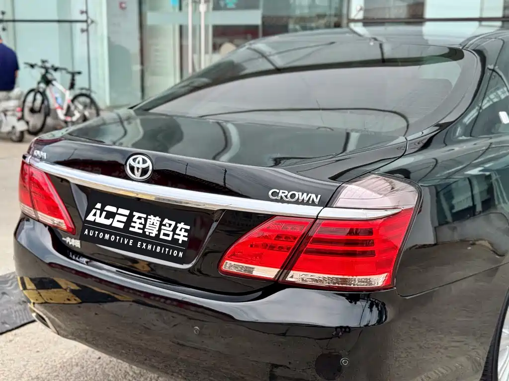 Toyota Crown — миниатюра 9