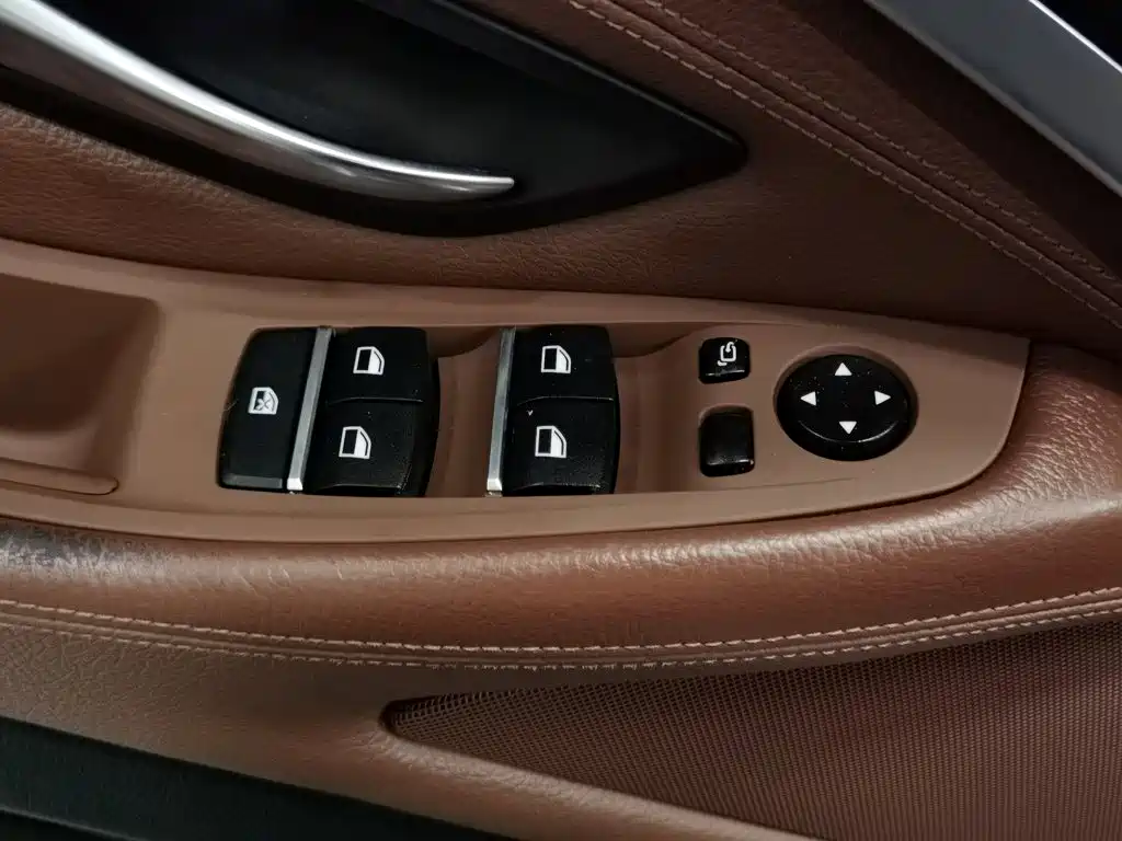BMW 5 Series — миниатюра 9