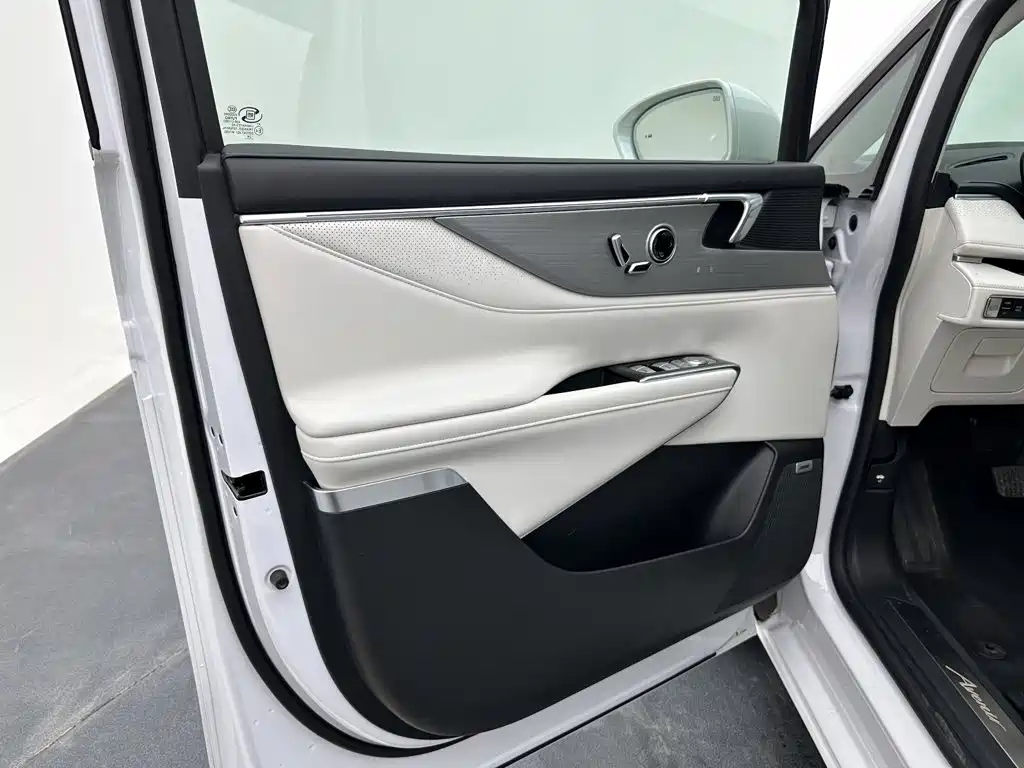 Buick GL8 Hybrid — миниатюра 11