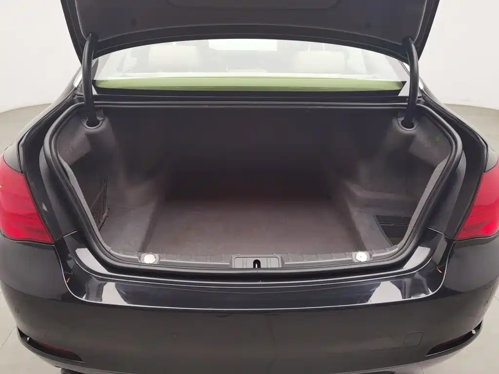 BMW 7 Series — миниатюра 16