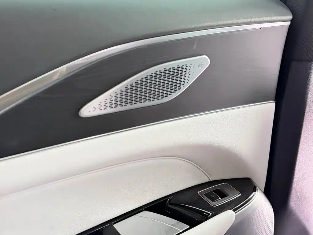 Cadillac Lyriq — миниатюра 15