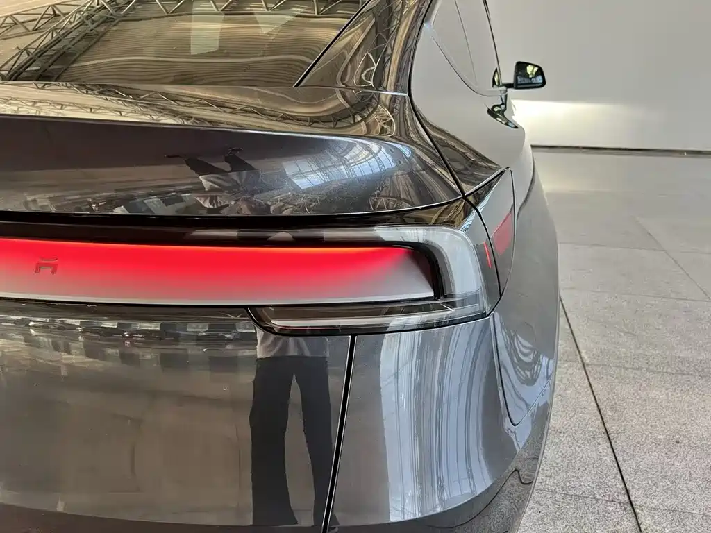 Tesla Model Y — миниатюра 21