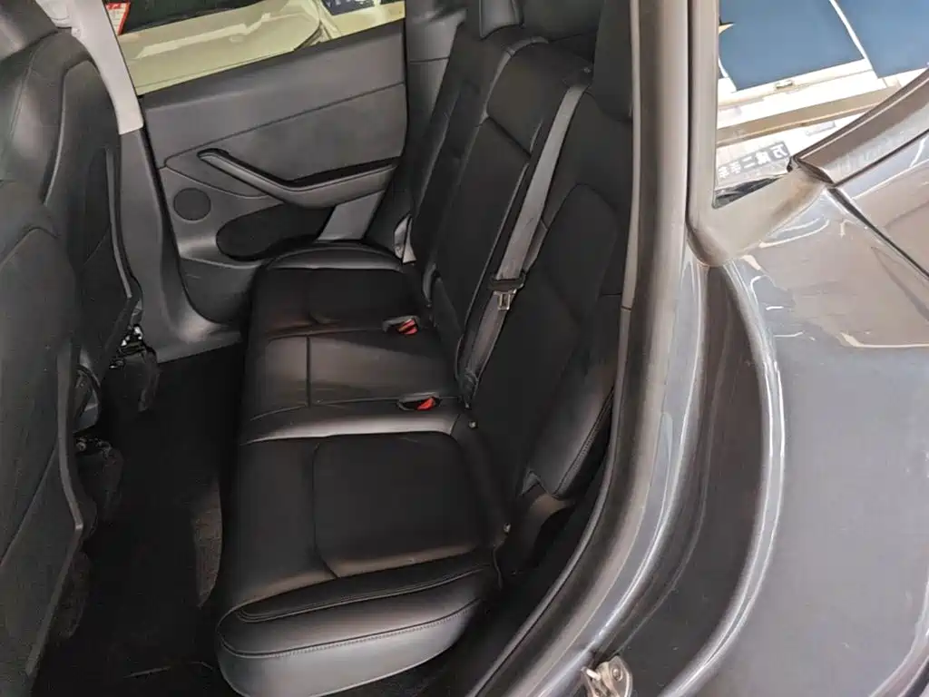 Tesla Model Y — миниатюра 17