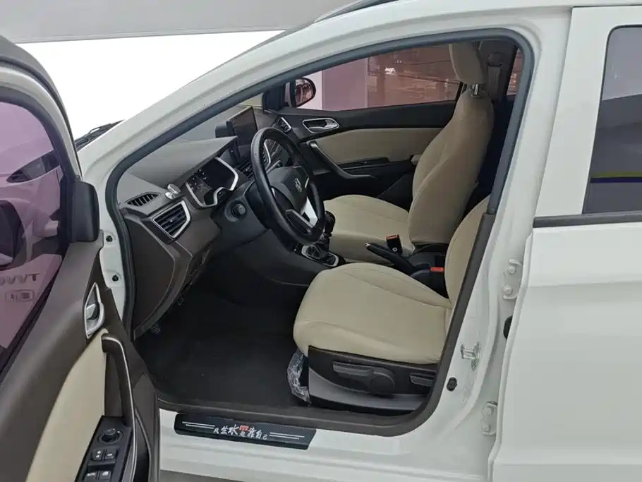 Baojun 310W — миниатюра 9