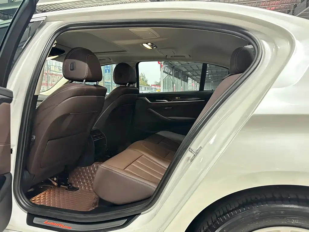 BMW 5 Series — миниатюра 6