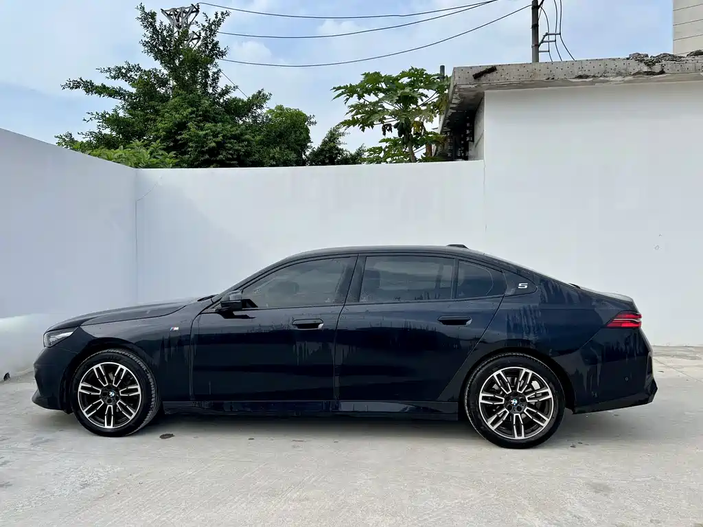 BMW 5 Series — миниатюра 5