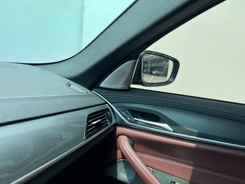 BMW 5 Series — миниатюра 11