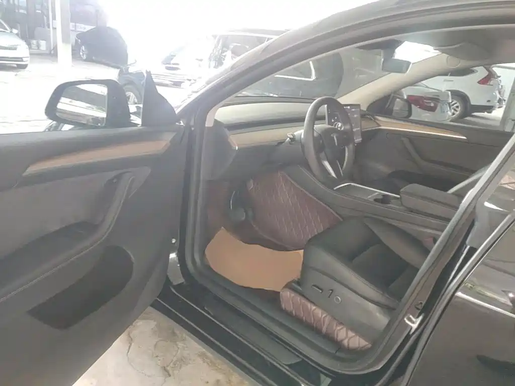 Tesla Model Y — миниатюра 16