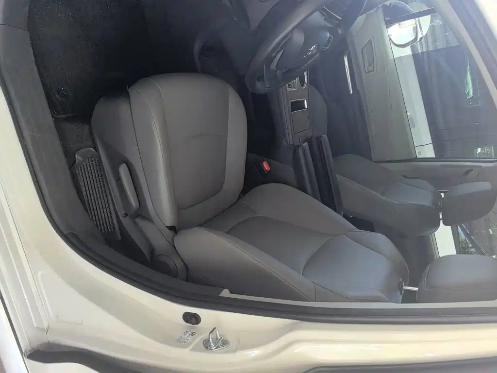 Toyota Granvia — миниатюра 3