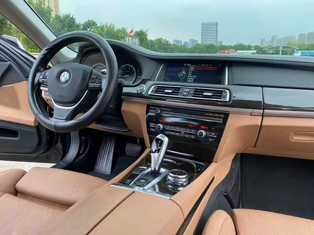 BMW 7 Series — миниатюра 5