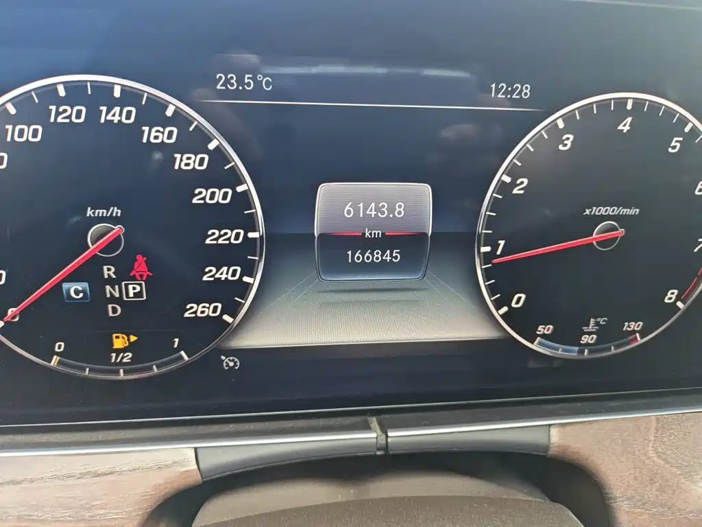 Mercedes-Benz E-Class — миниатюра 5