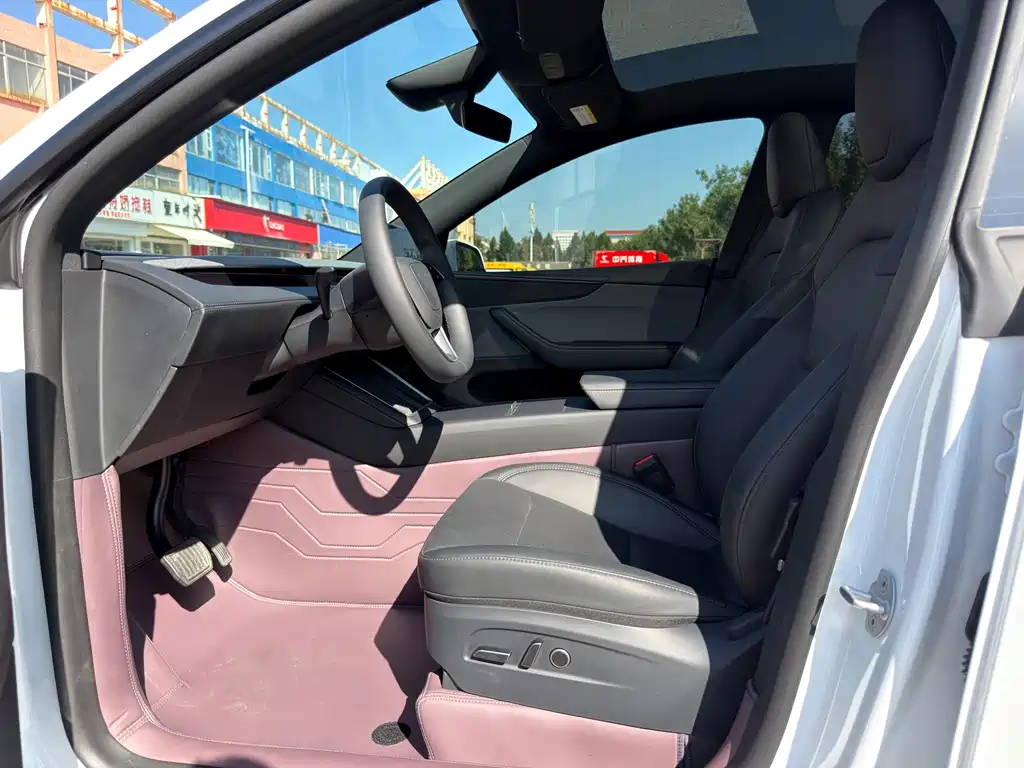 Tesla Model Y — миниатюра 8
