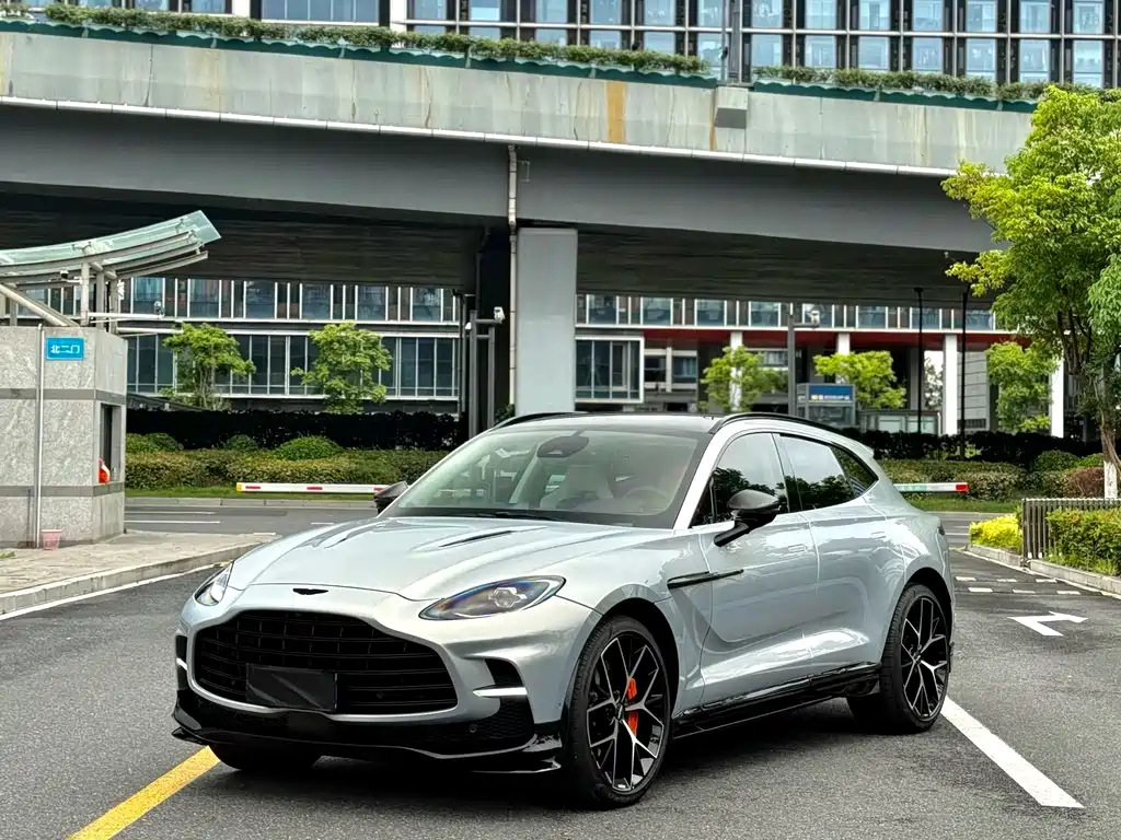 Aston Martin DBX 2025 4.0T V8 707