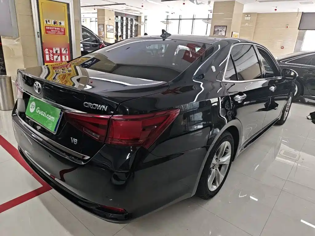 Toyota Crown — миниатюра 7