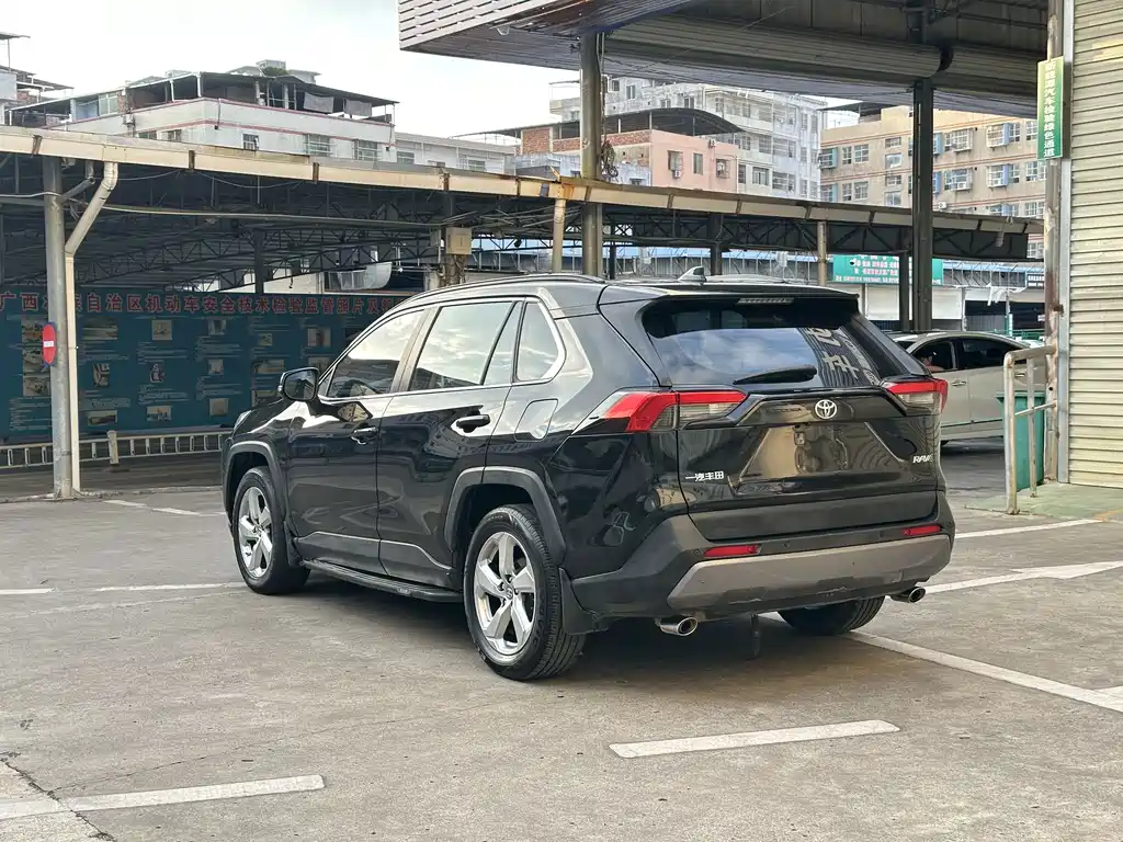 Toyota RAV4 — миниатюра 5