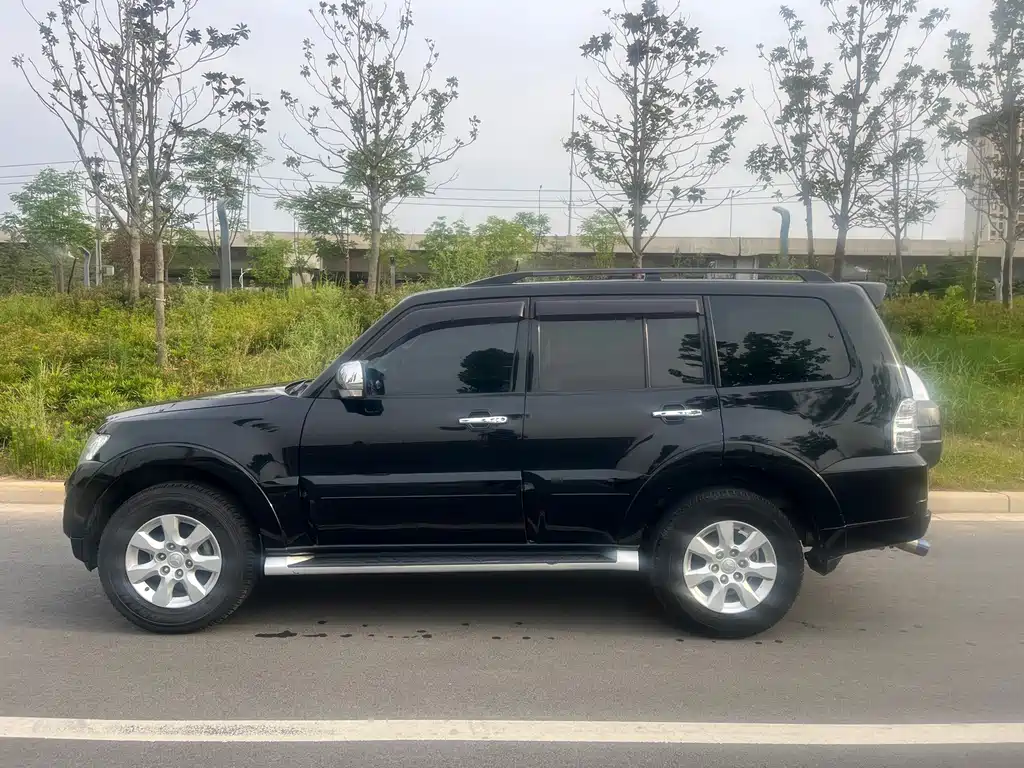Mitsubishi Pajero (Import) — миниатюра 6