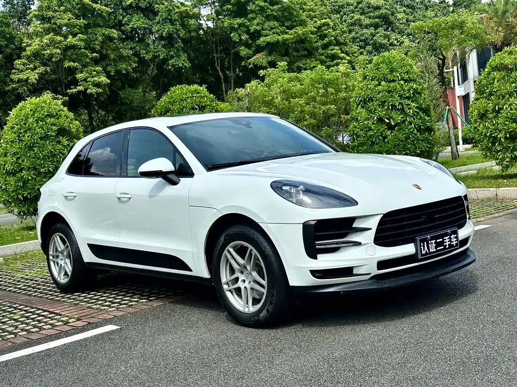 PORSCHE MACAN