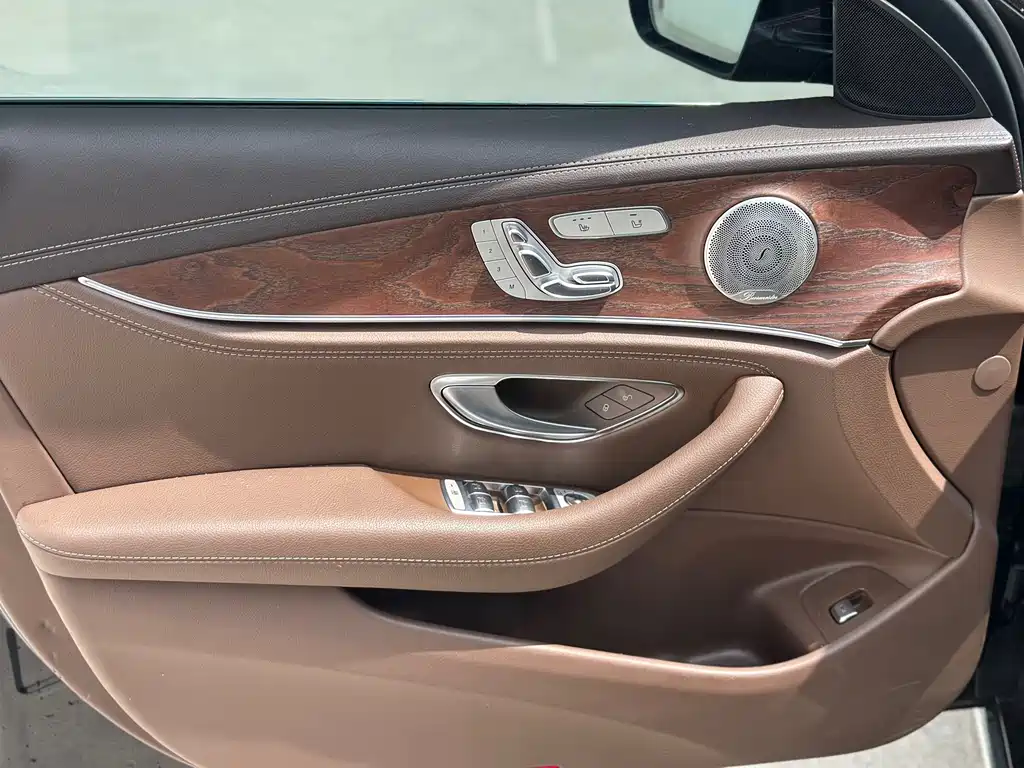 Mercedes-Benz E-Class — миниатюра 5