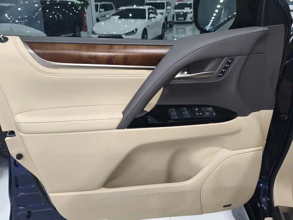 Lexus LX — миниатюра 7