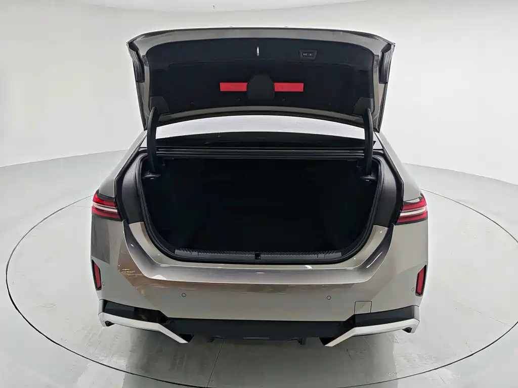 BMW 5 Series — миниатюра 18