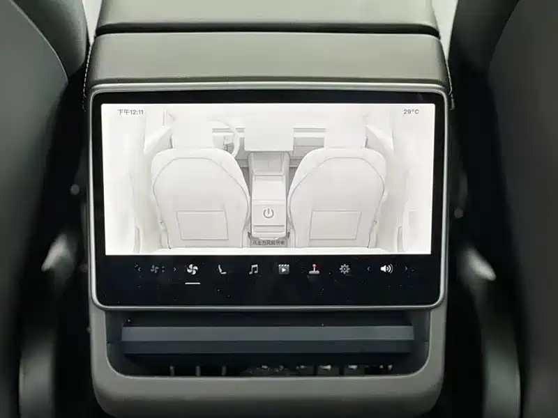 Tesla Model 3 — миниатюра 8