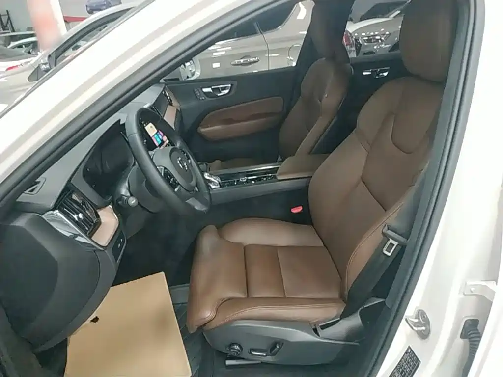 Volvo XC60 PHEV — миниатюра 15