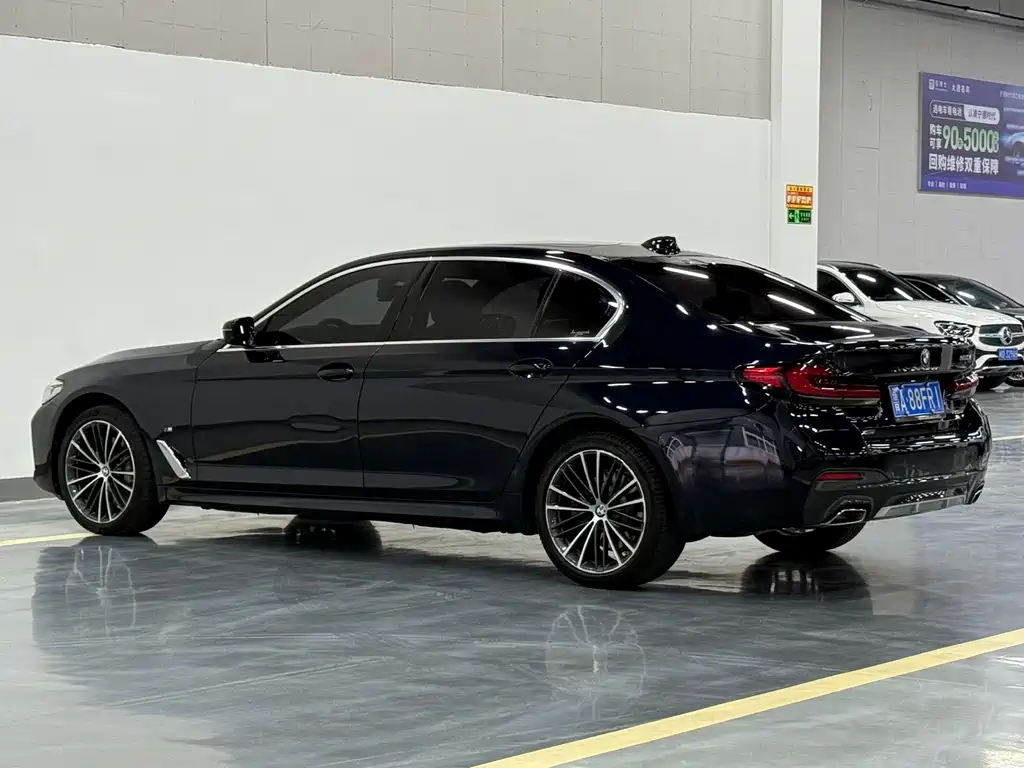 BMW 5 Series — миниатюра 8