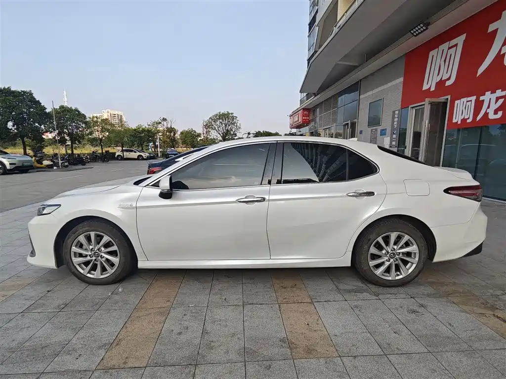 Toyota Camry — миниатюра 3