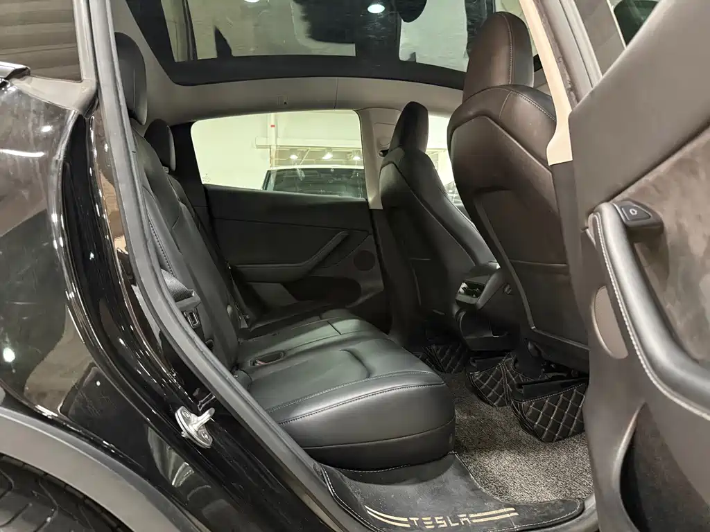 Tesla Model Y — миниатюра 13