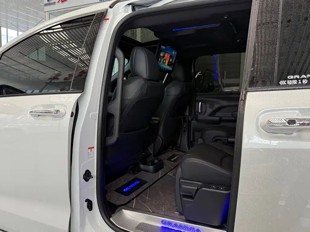 Toyota Granvia — миниатюра 11