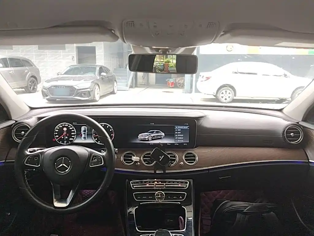 Mercedes-Benz E-Class — миниатюра 10