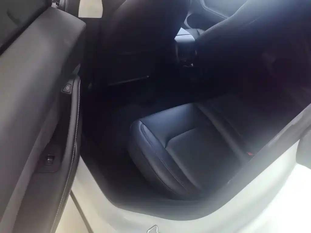 Tesla Model Y — миниатюра 17