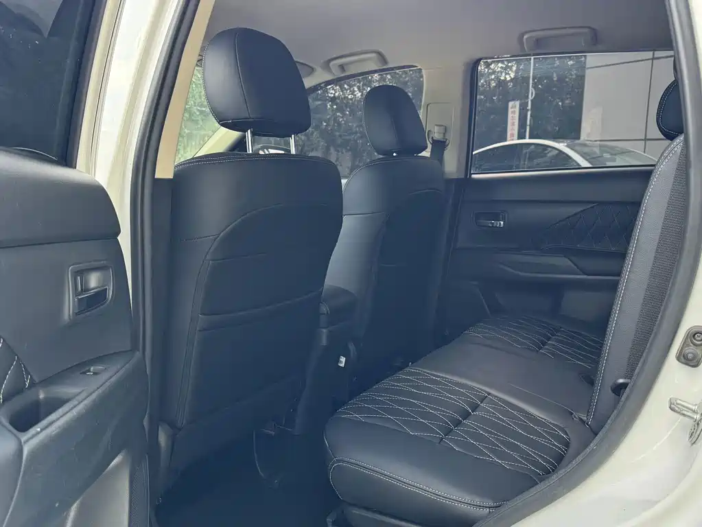 Mitsubishi Outlander — миниатюра 12
